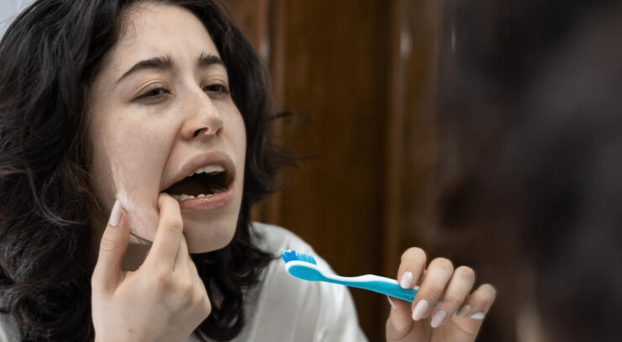 simple methods to extract a loose tooth safely at home