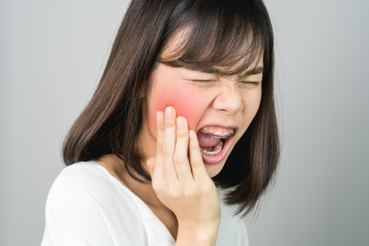 Featured image for “5 Signs You Should Visit a Dental Emergency Right Away”